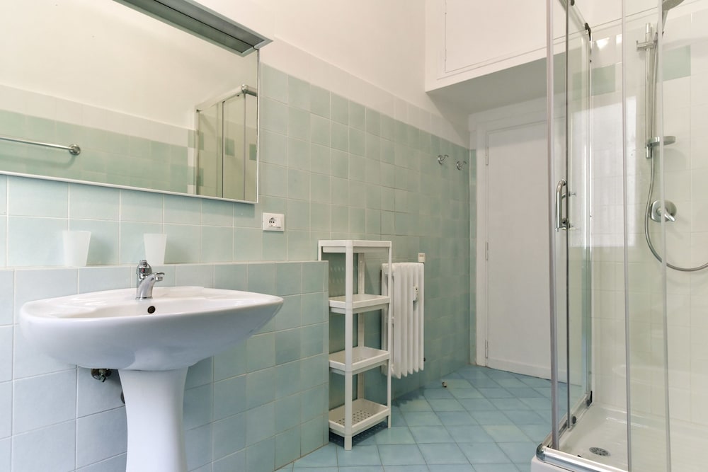 Фото Red & White Vatican Apartment