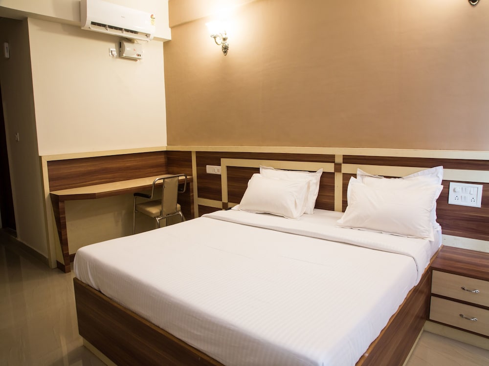 Фото Oyo 9248 Hotel Shrinidhi