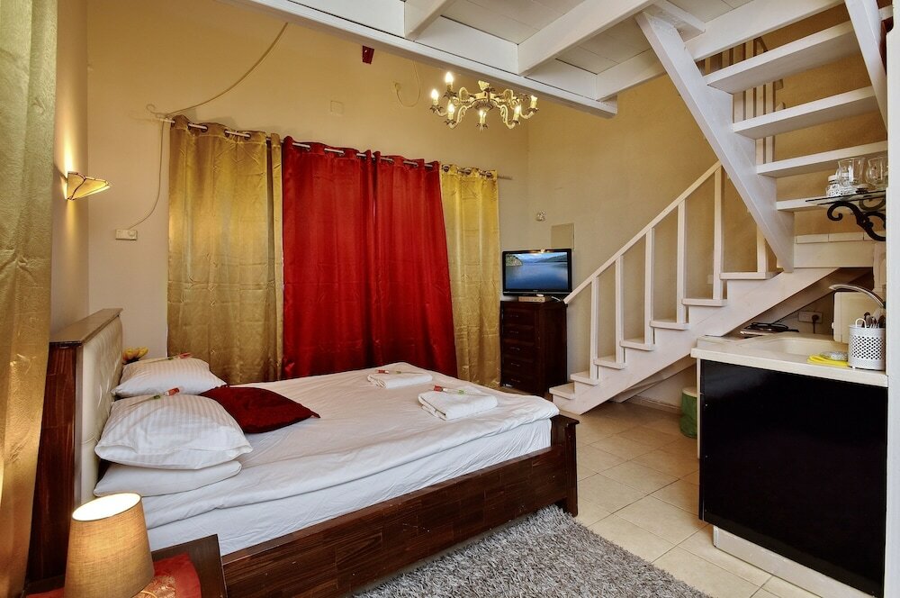 Фото Azulat Even Hen