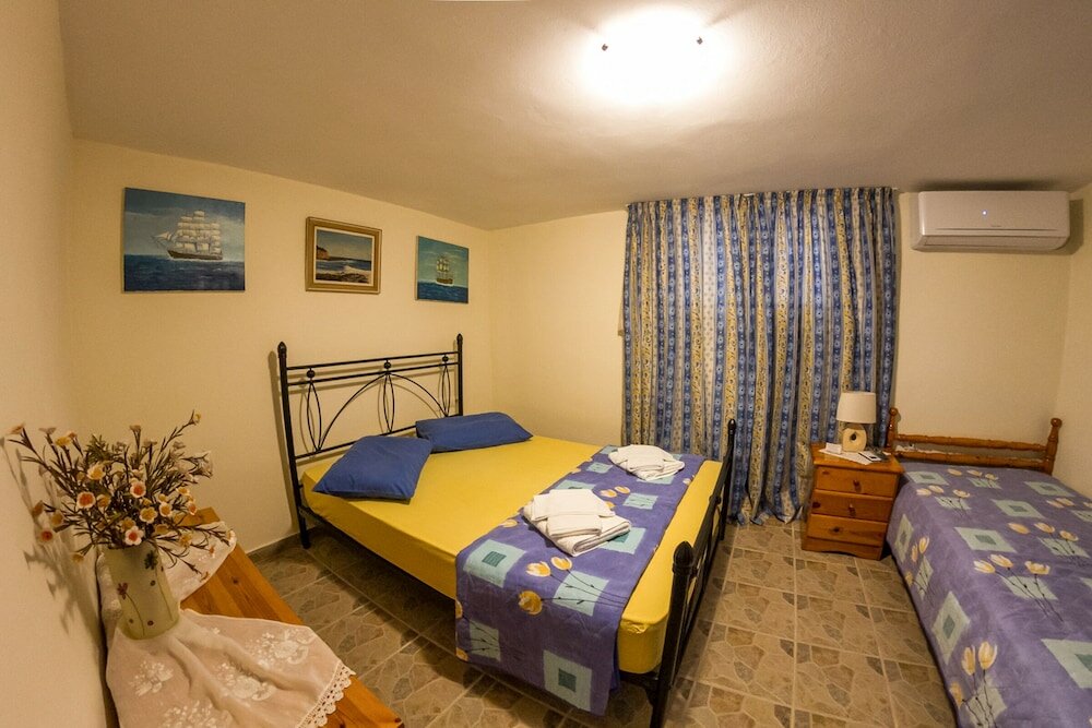 Фото Spacious home with garden in Marathonas