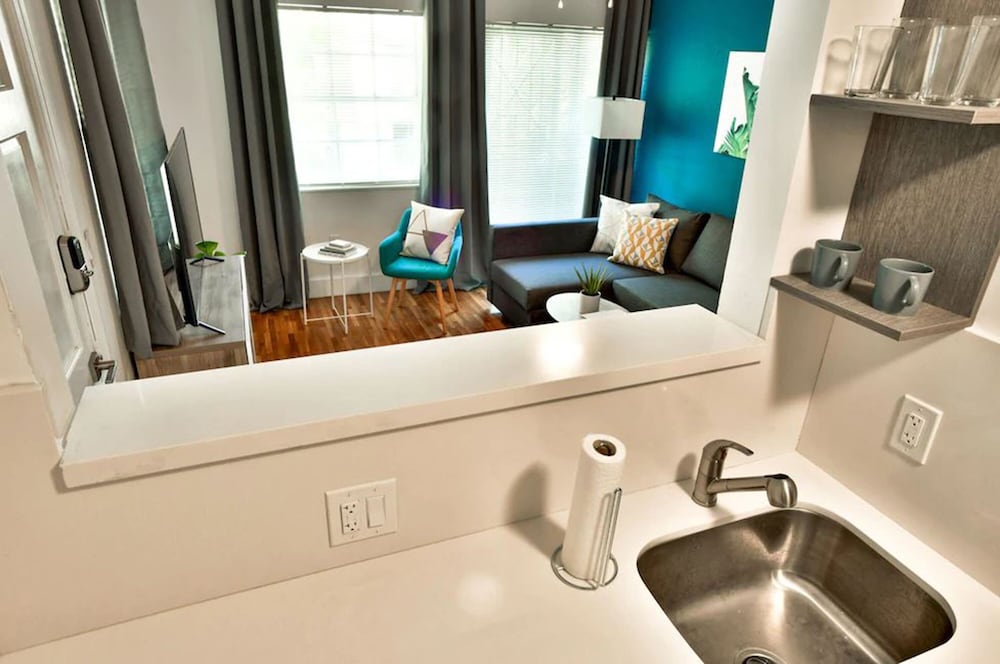 Фото Broadway Suites Downtown by RocketSTAY