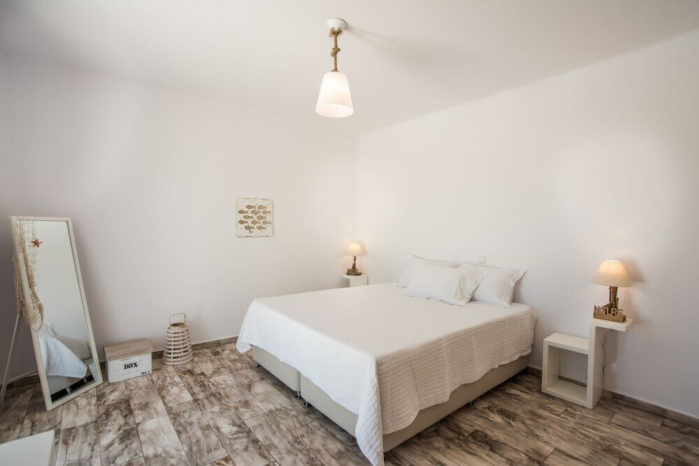 Фото Funky holiday home with pool, next to the beach by VillaRentalsgr