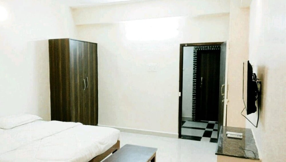 Фото IROOMZ Hotel Krishna Inn