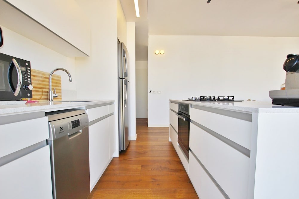 Фото 2 Bedroom Apartment with Hot Tub Facing Bograshov Beach