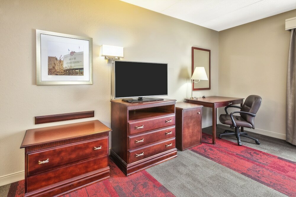 Фото Hampton Inn & Suites Madison-West