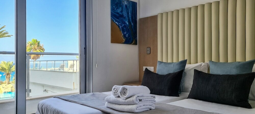 Фото Phaedrus Living Seafront Pallini Court