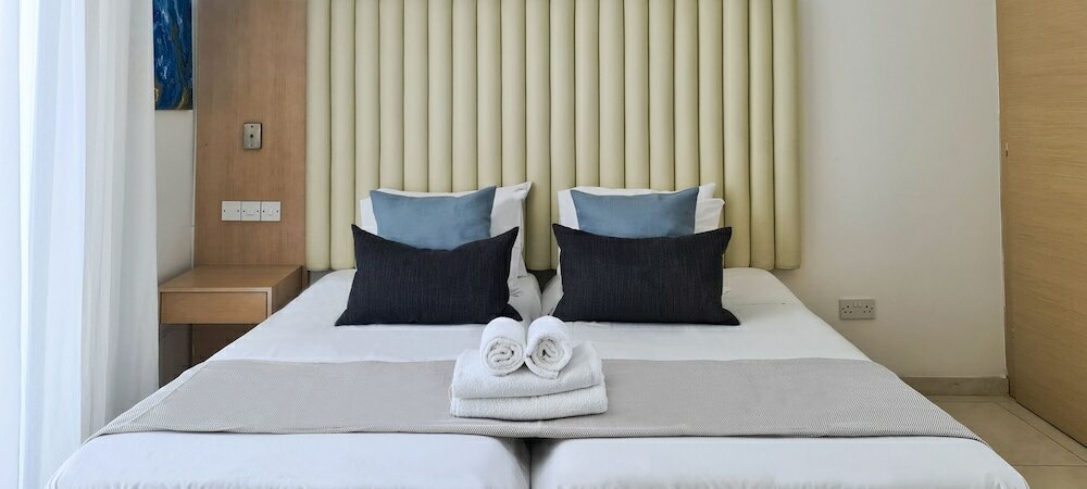 Фото Phaedrus Living Seafront Pallini Court