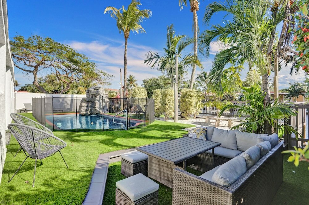 Фото Private Heated Pool 3br with Water View