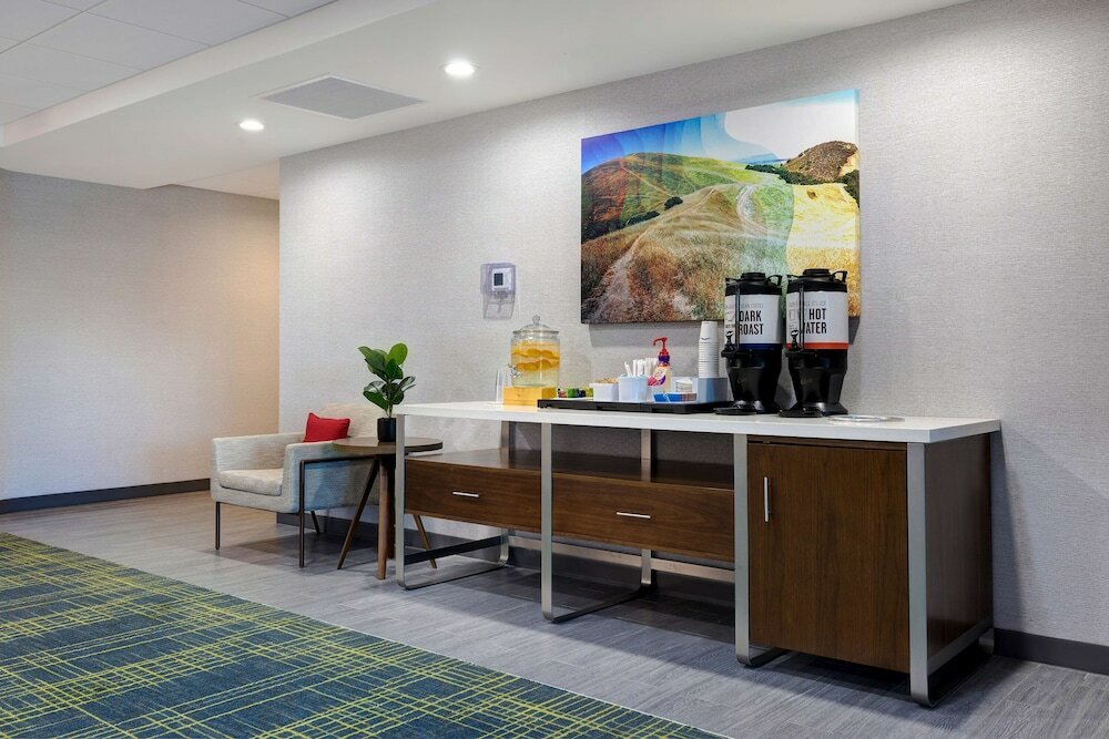 Фото Hampton Inn & Suites Marina