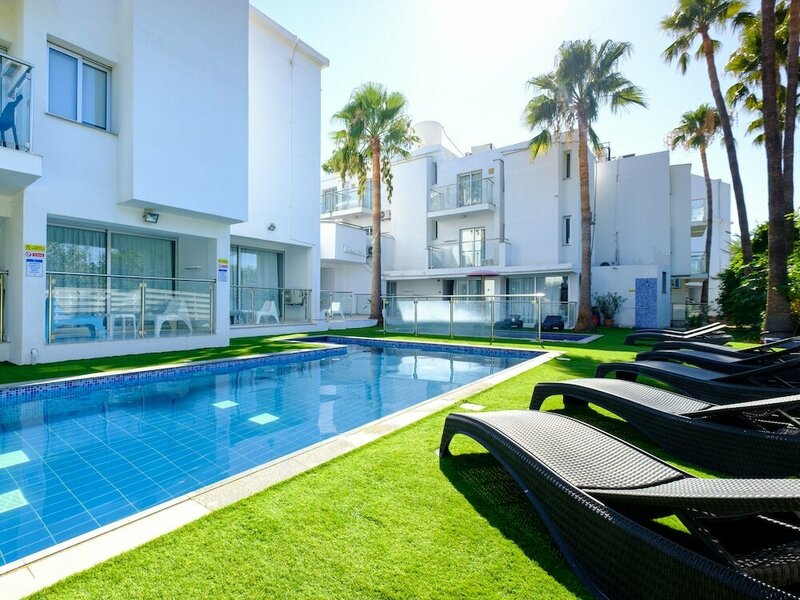 Гостиница Sanders Rio Gardens - Snug 1-bedroom Apartment With Shared Pool and Balcony в Айя-Напе