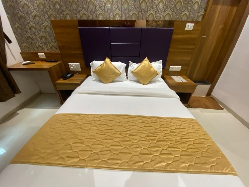 Фото Hotel Bkc Crown - Near Trade Centre