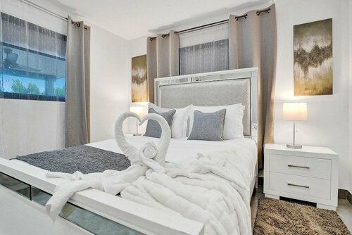 Гостиница Modern 4br with Basketball & Hot tub