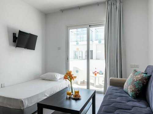 Гостиница Sanders Rio Gardens - Dreamy 1-bedroom Apartment With Shared Pool and Balcony в Айя-Напе