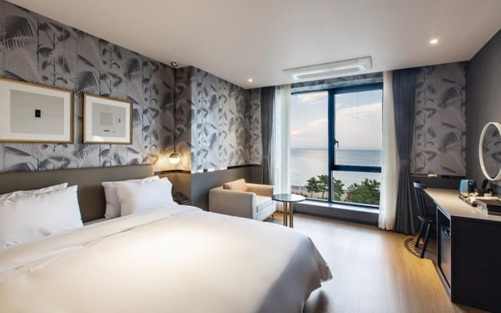 Фото Jeongja Beach Brown Dot