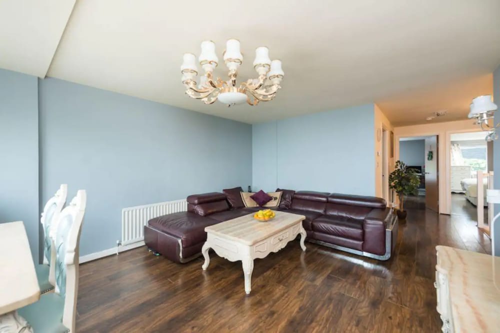 Фото Elegant 4 Bedroom Maisonette Near Wardie Bay