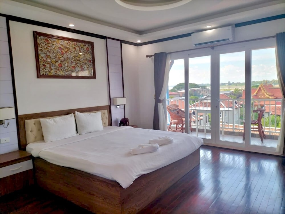 Фото Champion Hotel & Pub