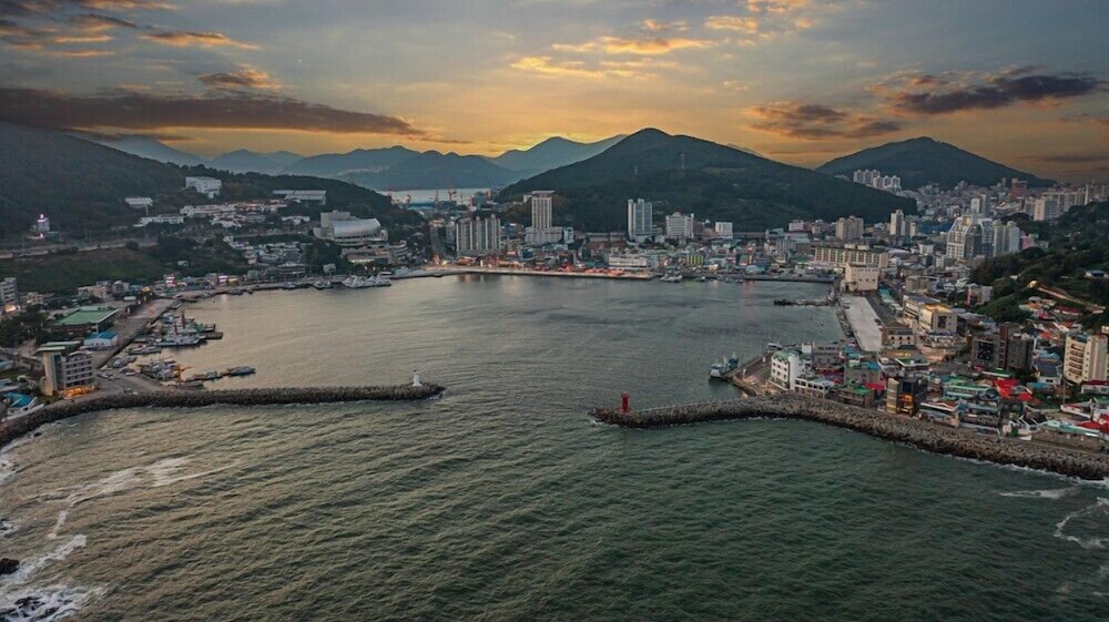 Фото Geoje Hotel Deluxe and Guest House