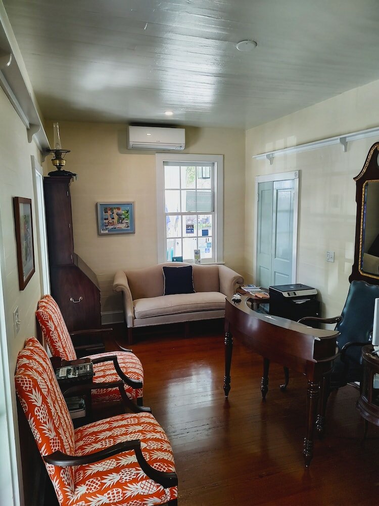 Фото The Porch on Frances Inn