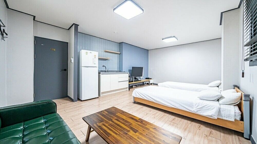 Фото Geoje Hotel Deluxe and Guest House