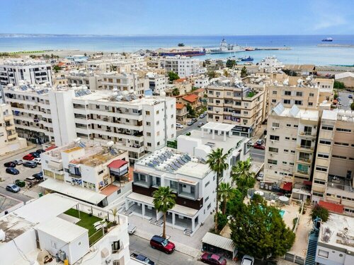 Гостиница Sanders Crystal - Lovely 2-bdr Apt w Balcony в Ларнаке