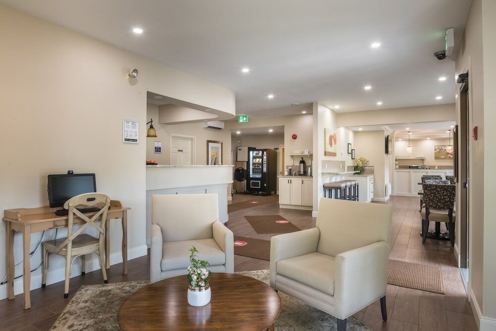 Фото Amsterdam Inn & Suites Sussex