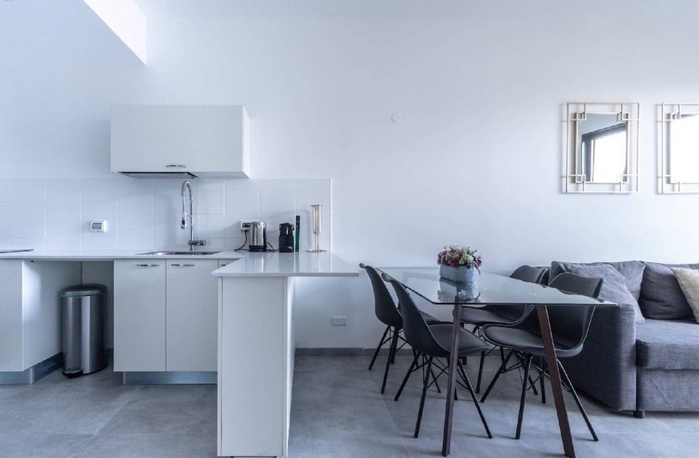 Фото J-Tower Apartments