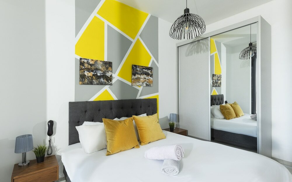 Фото J-Tower Apartments