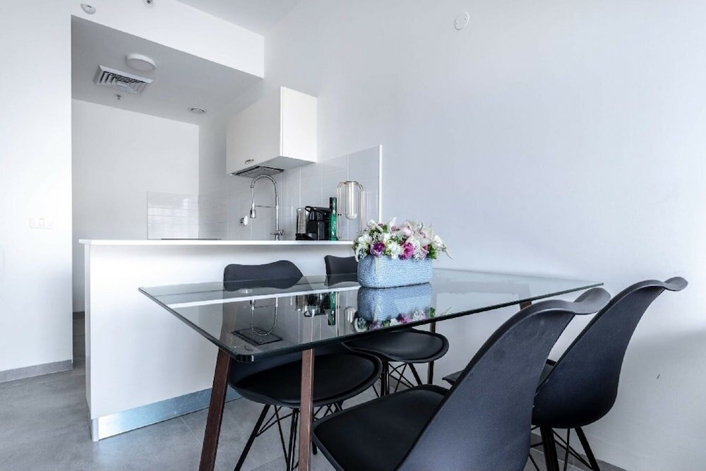 Фото J-Tower Apartments