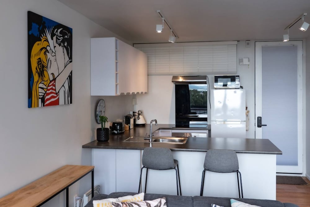 Фото Centrally Located Light-filled Studio w Parking