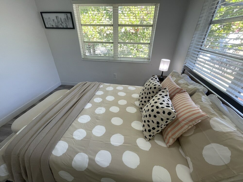 Фото Building next to CocoWalk & Brickell