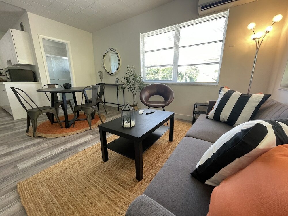 Фото Building next to CocoWalk & Brickell