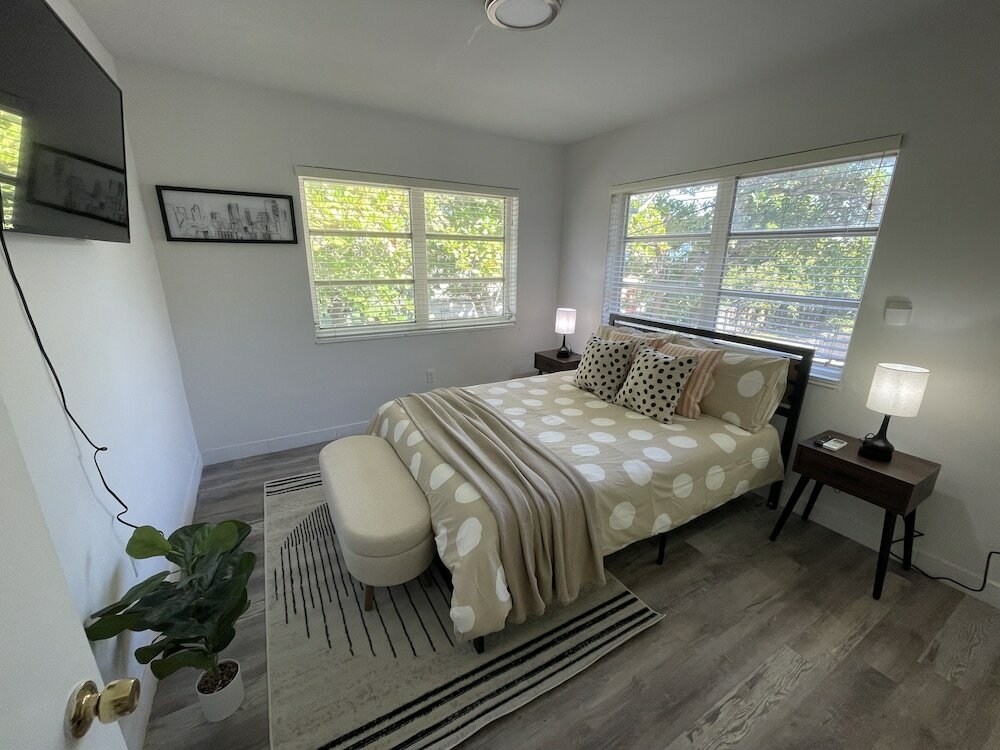 Фото Building next to CocoWalk & Brickell