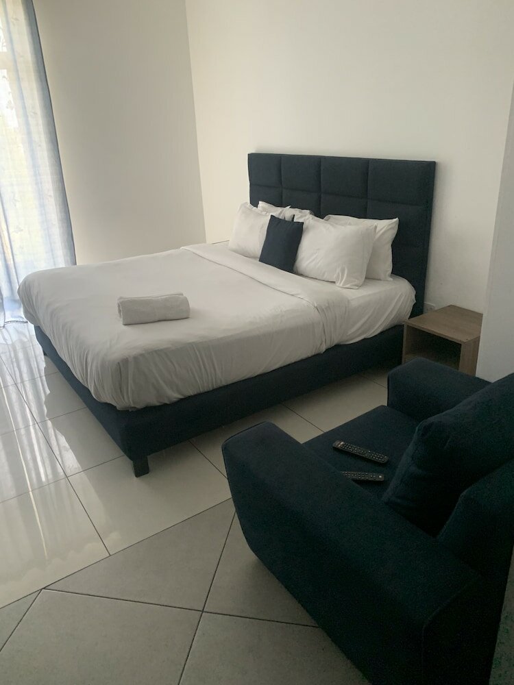 Фото Golden Breeze Suites