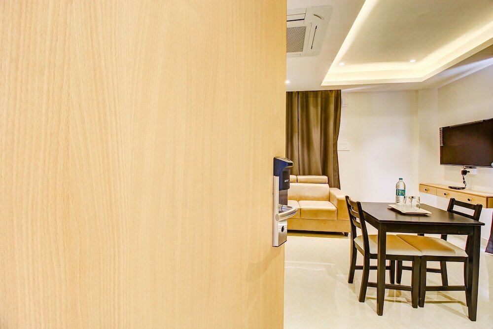 Фото Fabhotel Western Suites