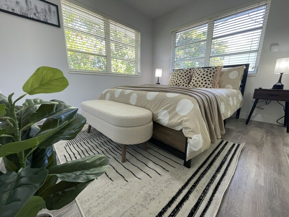 Фото Building next to CocoWalk & Brickell