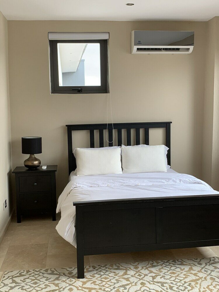 Фото Euneva Court Townhouses - Bentley Place