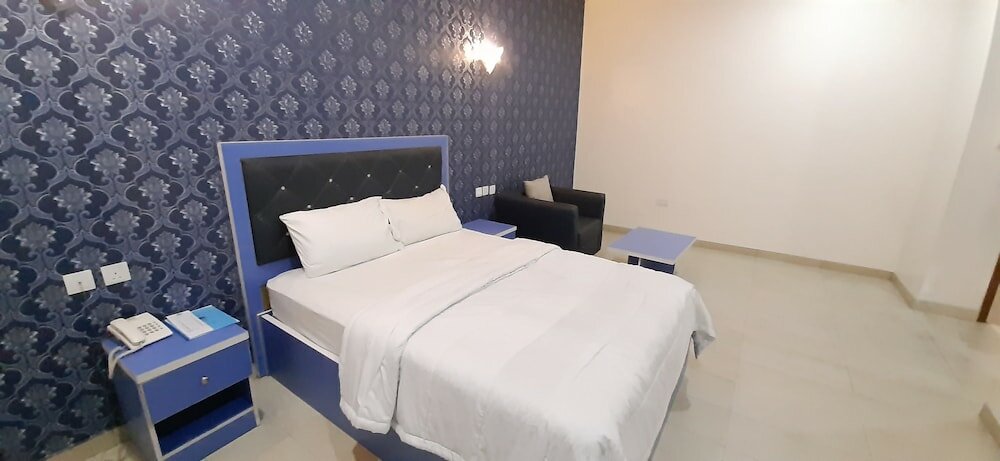 Фото Greenwood Court Hotels & Suites