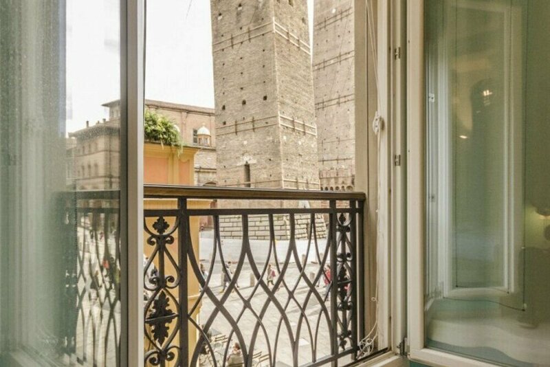 Гостиница Bologna House Due Torri в Болонье