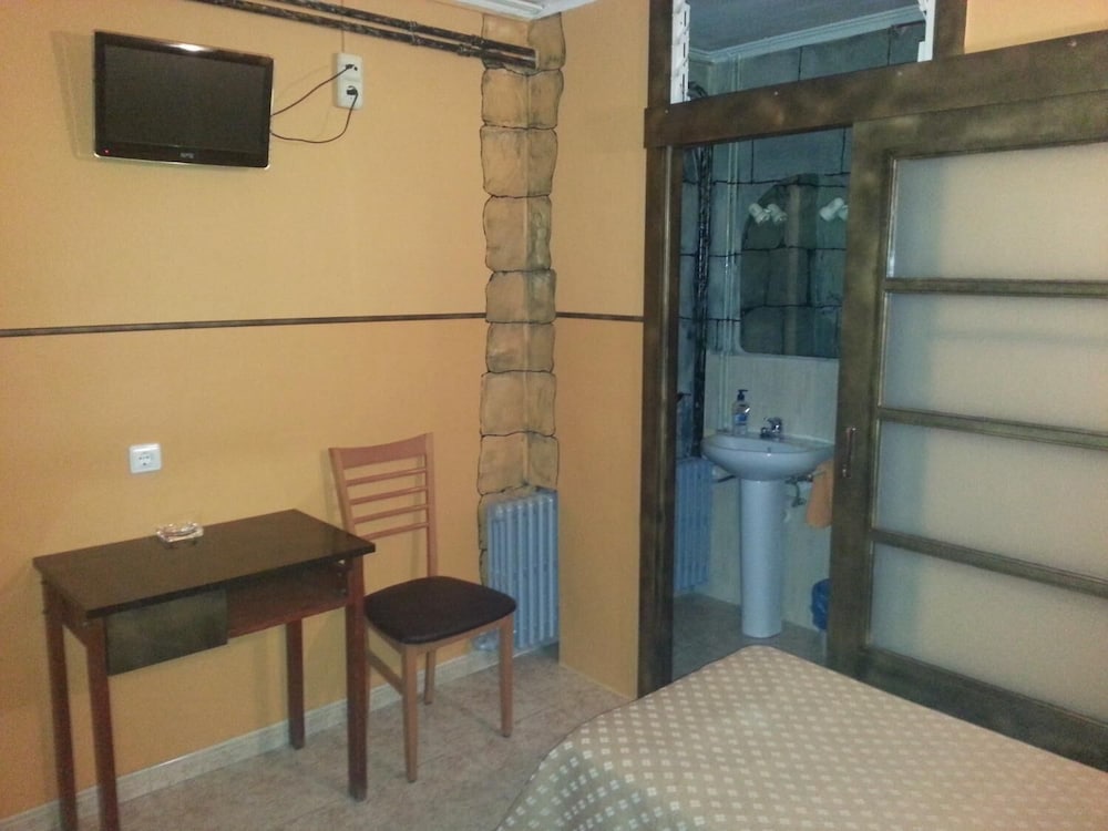 Фото Hostal Isla Cristina Mataró