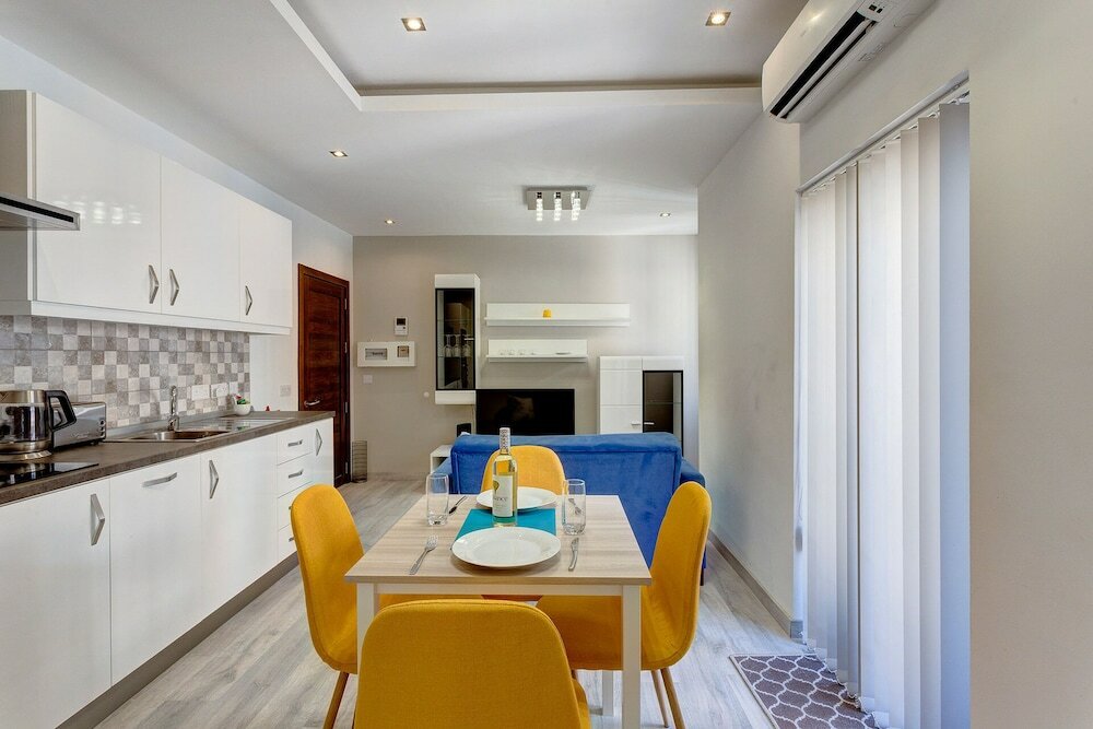 Фото Modern Apartment Just off the Promenade