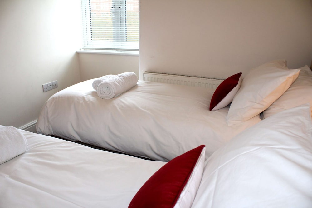 Фото Cotswolds Valley Accommodation-Excl Prop