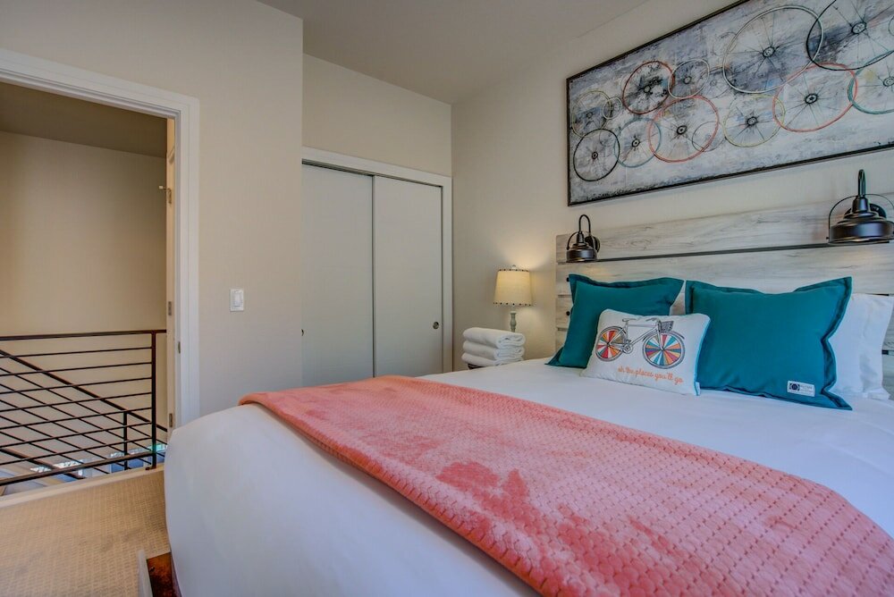 Фото Downtown Skyline Rooftop Patio Modern Townhome