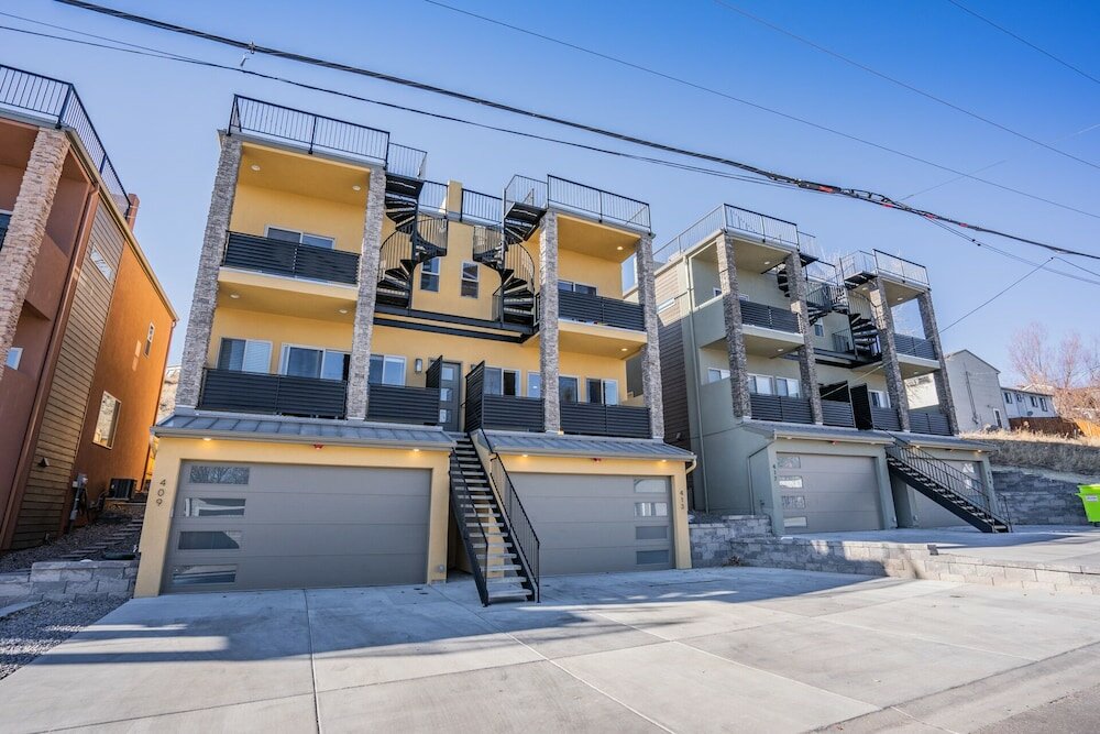 Фото Downtown Skyline Rooftop Patio Modern Townhome