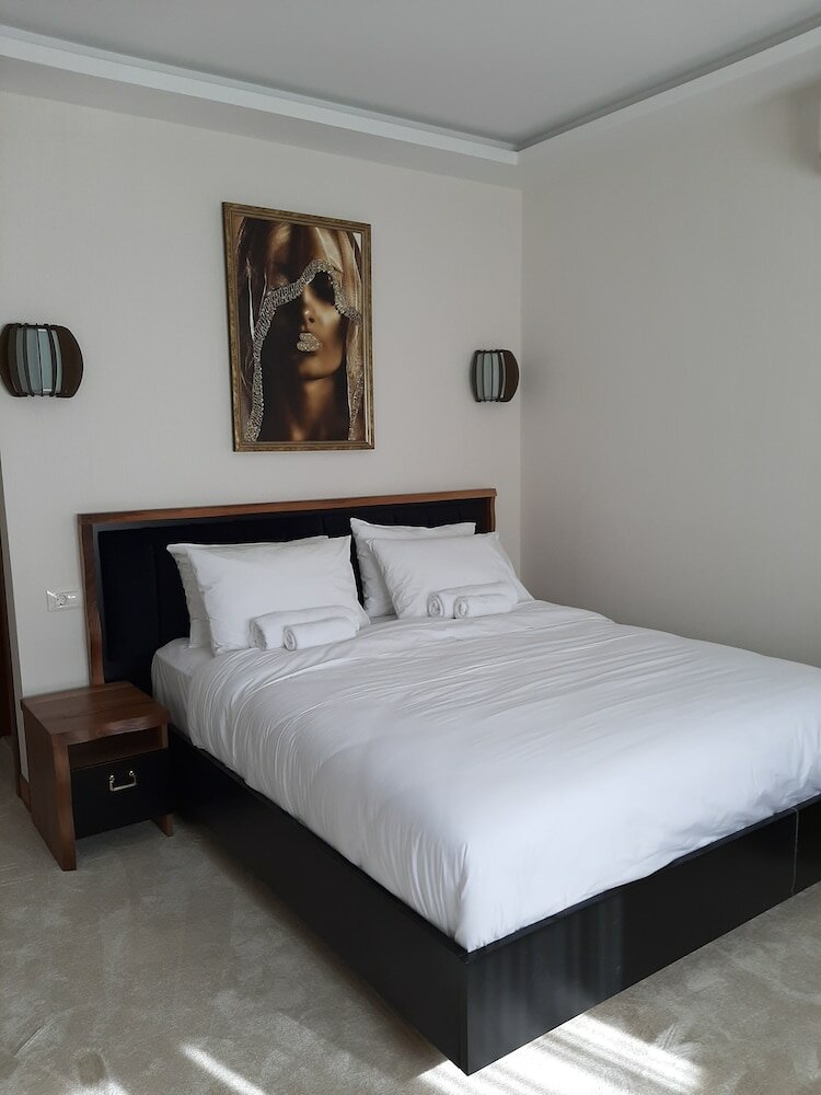 Фото Апарт-Отель Waikiki Tivat