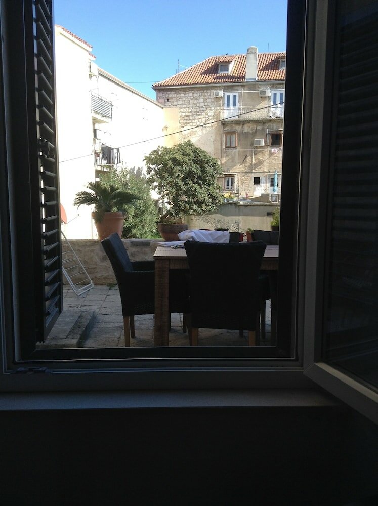 Фото Madona Top Center