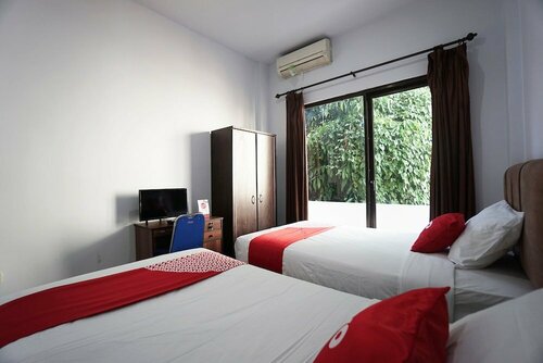Гостиница Oyo 2566 Putri Kesia Rooms в Манадо