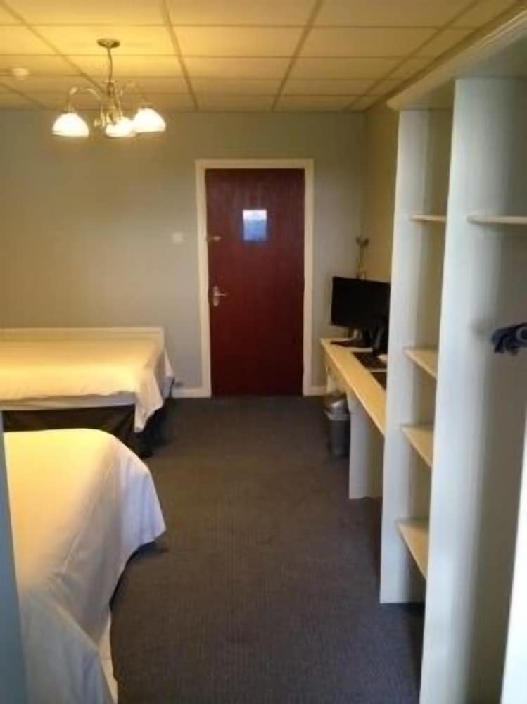 Фото 5 Corners Guest Inn