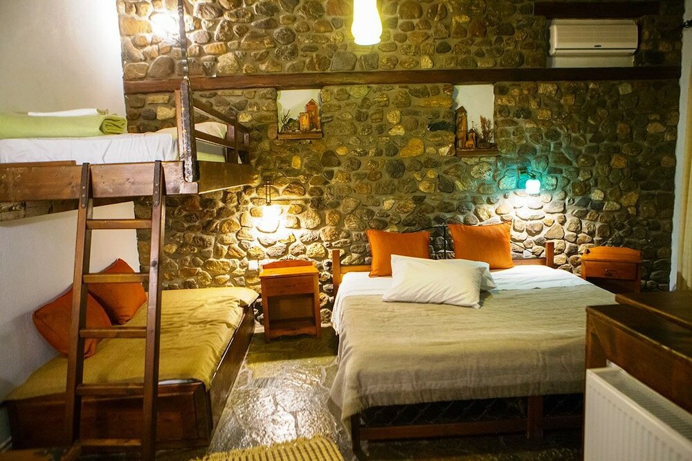 Фото Oikoperiigitis Hotel