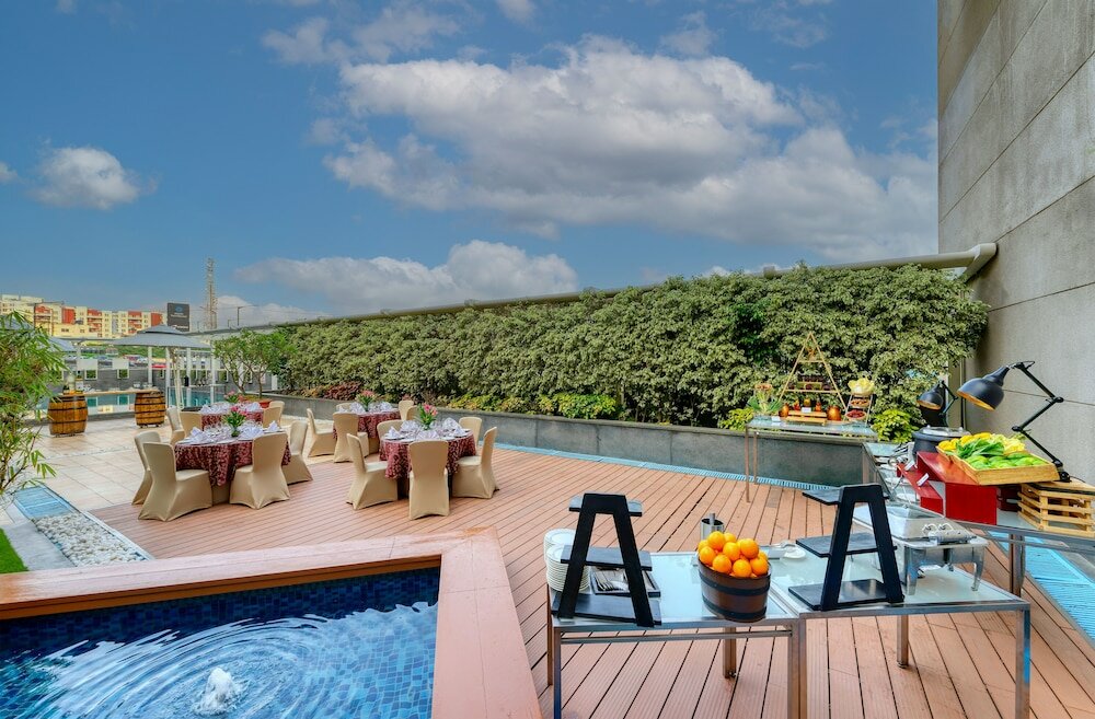 Фото Novotel Bengaluru Outer Ring Road