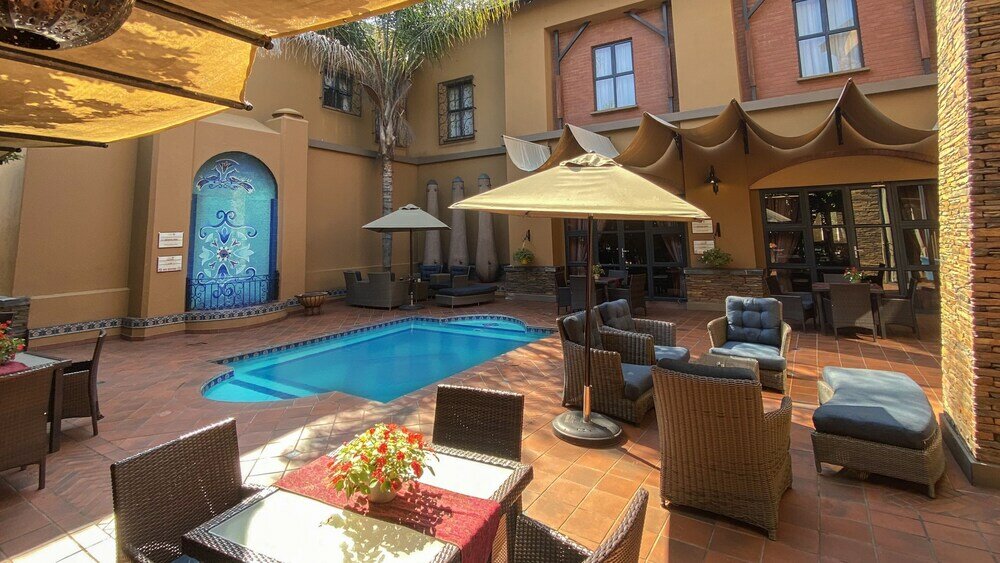 Фото Royal Elephant Hotel & Conference Centre